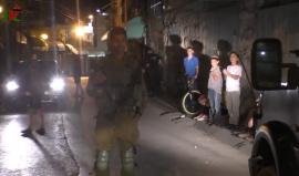 مستوطنزن يعتدون على النساء والاطفال في شارع الشهداء بمدينة الخليل وتحت حراسة جنود الاحتلال