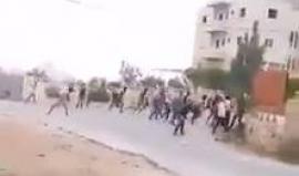 مواجهات مع قوات الاحتلال أمس في مدينة دورا بالخليل حاولت في جيبات الاحتلال دهس شبان فلسطينيين