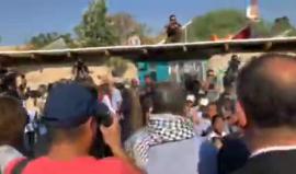 طابور الصباح في مدرسة تجمع "الخان الأحمر" شرقي القدس مع افتتاح العام الدراسي مبكراً فيها رداً على محاولات الاحتلال تهجير السكان منه