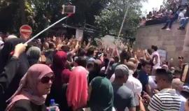#شاهد المقدسيون يحتشدون عند باب الاسباط في المسجد الأقصى المبارك.