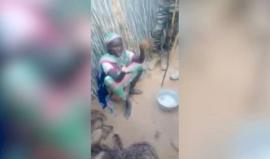 #فيديو الشرطة السودانية تعاقب امرأة تبيع الخمر باجبراها على شربه