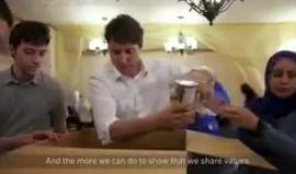 #شاهد رئيس وزراء كندا "جاستن تيودور" يقف شخصيًا على مساعدة المسلمين في بلده على تحضير وتوزيع مساعدات شهر #رمضان