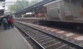 في باكستان .. 

#شاهد إمرأة بقيت على قيد الحياة بعد أن مشى القطار من فوقها!