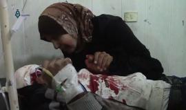 سوريا : مشاهد مؤثرة : أم تودع ابنها وتلقنه الشهادتين قبل استشهاده