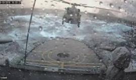 هبوط مجنون .. 

هل شاهدت طائرة هليكوبتر تهبط وسط عاصفة على سفينة حربية شمال الأطلسي؟