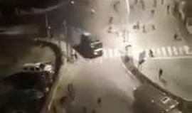 #شاهد 
تصدي الشبان لقوات الاحتلال التي اقتحمت الماصيون في رام الله واعتقلت الطالب في جامعة بيرزيت مصعب شماسنة.