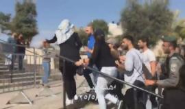 #عاجل | اعتداء قوات الاحتلال على فتاة واعتقال اخرى أمام #باب_العامود بالقدس المحتلة بالتزامن مع بدء ما يسمى "مسيرة الاعلام" للمستوطنين.