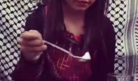 طفلة فلسطينية تضامناً مع الأسرى المضربين في سجون الاحتلال