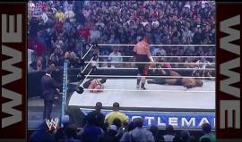 #شاهد ترامب يحلق شعر أحد حكام المصارعة بعد ضربه، فهل سيحلق للحكام العرب هكذا؟!