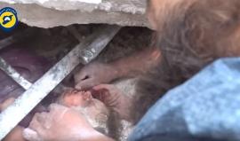 مشاهد مؤثرة - صراخ الطفلة من تحت سقف منزلها المدمر .. 
لحظة انقاض طفلة استيقظت تحت ركام منزل عائلتها في مدينة #حلب المحاصرة