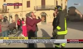 شاهد لحظة هروع السكان الى المناطق الخالية عقب زلزال قوي ضرب وسط وجنوب ايطاليا صباح اليوم