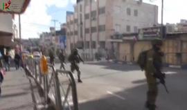 لحظة اختناق عدد من جنود الاحتلال بالغاز السام الذي أطلقوه خلال مواجهات مع شبان فلسطينيين في #الخليل