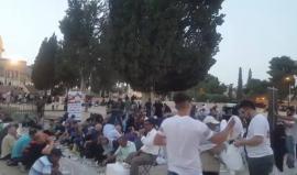 إفطار جماعي للصائمين في الخامس من رمضان في باحات المسجد الاقصى المبارك .