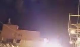 شبان يرشقون قوات الاحتلال في دير أبو مشعل غرب رام الله بالزجاجات الحارقة، فجر اليوم