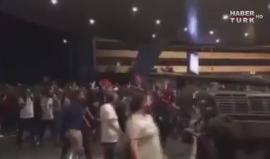 #شاهد انسحاب دبابات الجيش التركي من مطار أتاتورك في اسطنبول أمام جموع المتظاهرين الأتراك