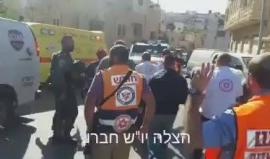 #شاهد نقل الشاب الفلسطيني الذي أصيب برصاص الاحتلال صباح اليوم في محيط الحرم الابراهيمي في الخليل