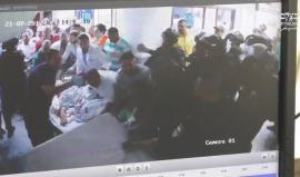 #شاهد| قوات الاحتلال تقتحم مستشفى المقاصد في #القدس لاعتقال فلسطينيين مصابين خلال الأيام الأخيرة 
(فيديو نشرته منظمة إسرائيلية حقوقية)