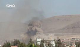 لحظة استهداف الطيران المروحي لبلدة خان الشيح في ريف دمشق بأكثر من 25 برميلاً متفجراً