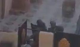 #شاهد لحظة اقتحام منازل المواطنين واعتقال شبان في مخيم قلنديا شمال القدس