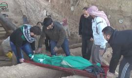 مشاهد مؤلمة من مجزرة بحق عائلة كاملة في دوما بريف #دمشق استشهدت فيها أم وثلاث أطفال اثر القصف العنيف من قبل الطيران الروسي .