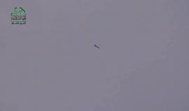 #شاهد| لحظة إسقاط طائرة حربية لنظام الأسد بريف #إدلب الشمالي عقب استهدافها بالمدفعية الثقيلة من قبل مقاتلي #أحرار_الشام قبل قليل