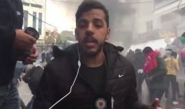 #شاهد: لحظة اصابة مراسل قناة القدس بقنبلة غاز خلال تغطيته الاحتجاجات عند السفارة الأمريكية في بيروت