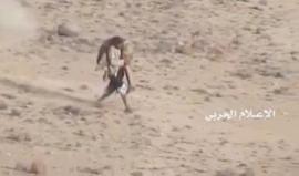 #اليمن.. إعلام الحوثي ينشر مشاهد لعنصر ينقذ زميله الجريح رغم إطلاق النار الكثيف عليه والسير به مئات الأمتار