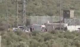 إصابة جندي اسرائيلي بعد رشق جيب عسكري بالحجارة خلال مواجهات ببلدة تقوع شرق بيت لحم .