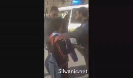 قوات الاحتلال تعتقل فتى أثناء مغادرته المدرسة في حي رأس العامود بالقدس المحتلة قبل قليل