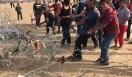 #شاهد هذا ما فعله المتظاهرون بالسياج الفاصل شرق مدينة غزة في الجمعة الثالثة من #مسيرة_العودة_الكبرى . 
تصوير ‏‎ALaa Mohsen‎‏