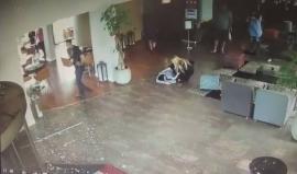 لحظة تنفيذ شاب فلسطيني " 18 عاما" عملية طعن في " تل أبيب" وأسفرت عن إصابة 4 مستوطنين بجراح