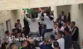 #شاهد جانب من استقبال الأسير المحرر حمزة احمد النجار " 25 عاما" من بلدة سلوان جنوب المسجد الأقصى بعد أن أمضى 28 شهراً في الأسر.