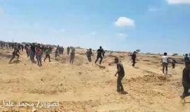 #فيديو لحظة احتجاز المتطوع في تجمع المدافعين عن حقوق الانسان عارف جابر الذي وثق لحظة اطلاق النارعلى الشهيد "رامي صبارنه" في الخليل صباح اليوم وقيام الجنود بحذف كافة المواد التي رصدت الجريمة