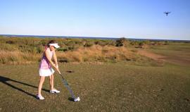 #شاهد طفلة استرالية تصيب طائرة تصوير بـ"كرة جولف" وتتسبب بإسقاطها