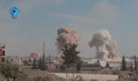 لحظة القصف بثلاثة صواريخ مظلية دفعةً واحدة على بلدة المنصورة بريف #حلب الغربي
وكالة ثقة