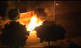 #شاهد "اضطرابات عنيفة" بين الشرطة ومحتجين في ميلووكي الأميركية

حيث أطلق محتجون أعيرة نارية، وأضرموا النار في محطة وقود ومناطق أخرى، ورشقوا الشرطة بالحجارة بعد ساعات من إطلاق رجل شرطة النار على مسلح مشتبه به وقتله