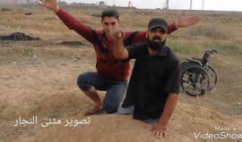 "هذه الأرض أرضنا".. الشهيد إبراهيم أبو ثريا " 29 عاما" الذي ارتقى قبل قليل برصاص الاحتلال، في آخر كلمات قالها قبل يومين خلال المواجهات شرق مدينة غزة.
 يُذكر أنه "مبتور القدمين" نتيجة عدوان الاحتلال في وقت سابق.
#القدس_عاصمة_فلسطين