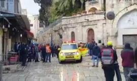 اسعافات الاحتلال تتواجد في منطقة باب الاسباط تقدم الاسعافات الأولية للمصابين الصهاينة وتترك منفذ العملية دون تقديم الاسعافات