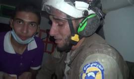 مؤثر جدا .. متطوع في الدفاع المدني يبكي بقهر وحرقة على طفلة استخرجها من تحت الركام على قيد الحياة