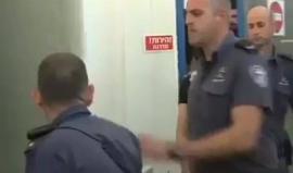 من وسط السجانين .. 

#شاهد الأسير الفلسطيني "أحمد قنبع" رفيق الشهيد أحمد جرار .. يقول: "راح أروح من السجن خاوة"