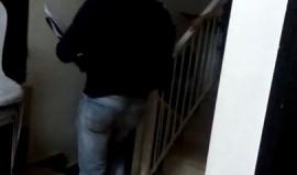 #فيديو لحظة اعتقال الشاب محمود أبو رومي من منزله في بلدة العيسوية بالقدس المحتلة فجر اليوم

يشار الى أن الاحتلال شن حملة اعتقالات شرسة في البلدة طالت نحو 50 مواطنًا فلسطينيًا