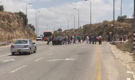 #شاهد | اهالي قرية نعلين يغلقون الشارع الاستيطاني الرابط بين مستوطنات غرب رام الله والقدس المحتلة