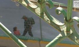 #شاهد | هكذا سرق جندي صهيوني دراجة طفلة فلسطينية في مدينة الخليل!