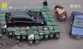 #شاهد كيف عاقب عامل النظافة الصيني صاحب سيارة أوقفها بالمكان الخطأ  !