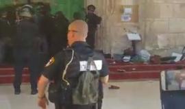 فيديو - قوات الاحتلال تحاول اقتحام المصلى القبلي بالمسجد الأقصى