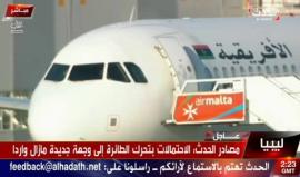 #شاهد .. #بث_مباشر مغادرة ركاب الطائرة الليبية التي هبطت في مالطا بعد اختطافها باستثناء طاقمها .