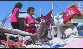 أسرة غزية تتخذ من شاطئ البحر مسكنا لها بعد أن انقطعت بها السبل - رمزي أبو جزر