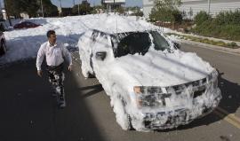 #شاهد رغوة بيضاء تغمر المنطقة المجاورة لمطار سان هوزيه الدولي في كاليفورنيا بسبب عطل في نظام مكافحة الحرائق