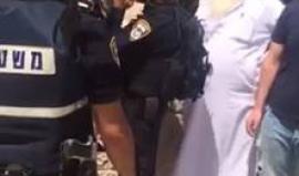 يوقفون شيخ فلسطيني في المسجد الأقصى .. لأنهم يكرهوه (حسب قوله) ؟!
