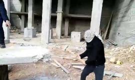 #شاهد شبان غاضبون يحطمون المكعبات الاسمنتية التي وضعها الاحتلال على مدخل قرية عراق بورين قرب نابلس.